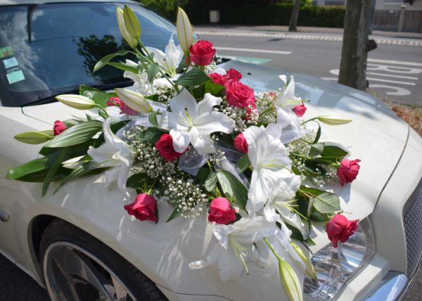 Voiture de mariés décorée Archives - Carré Roses fleuriste à Bordeaux