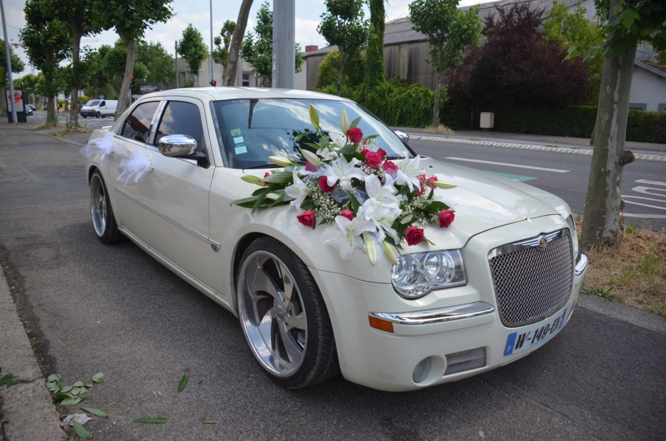 voiture maries carre roses bordeaux